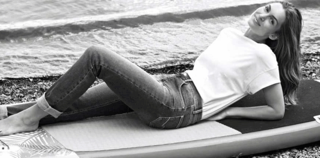 Vrouw in Angels jeans fashionmerk