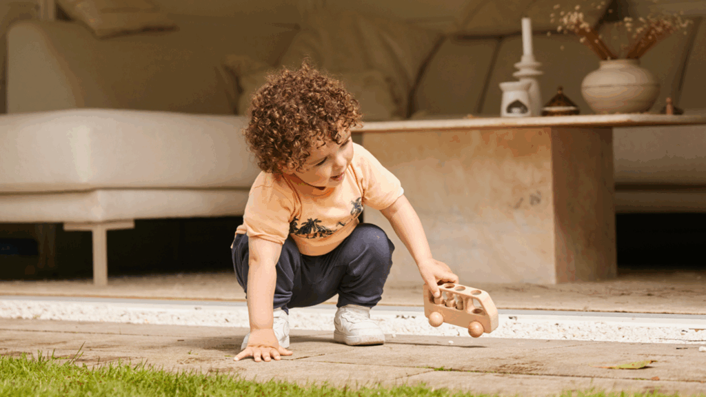 Dirkje model jongen met kinderkleding