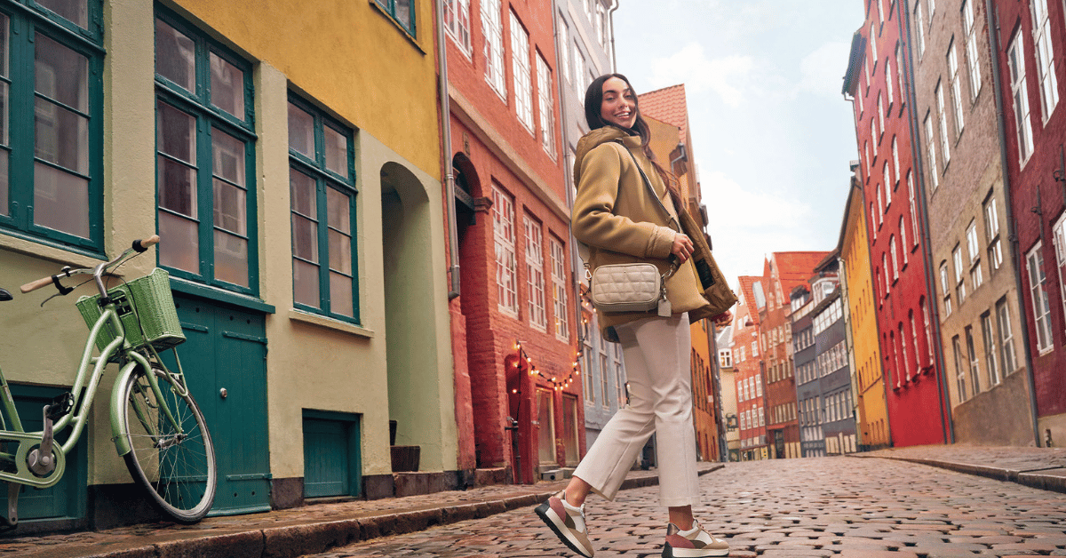 Geox artikeldata vrouw in kleurrijke straat met Geox schoenen