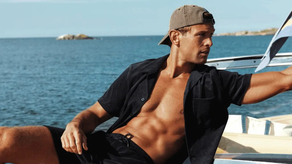 Man op de boot in kleding van Bjorn Borg