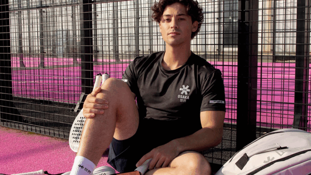 Osaka padelkleding heren op de padelbaan