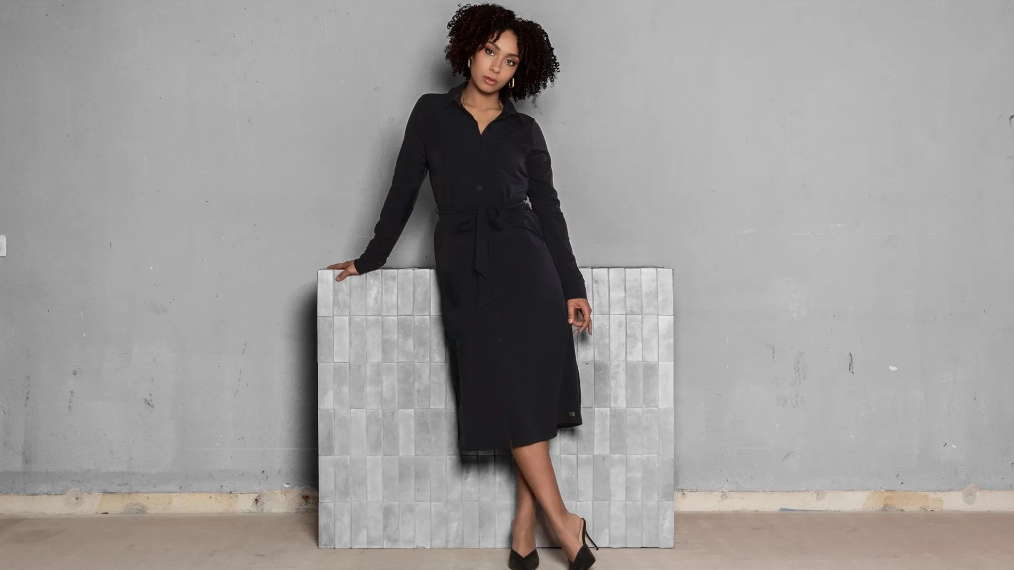 Vrouw met kleding aan van TQ Amsterdam