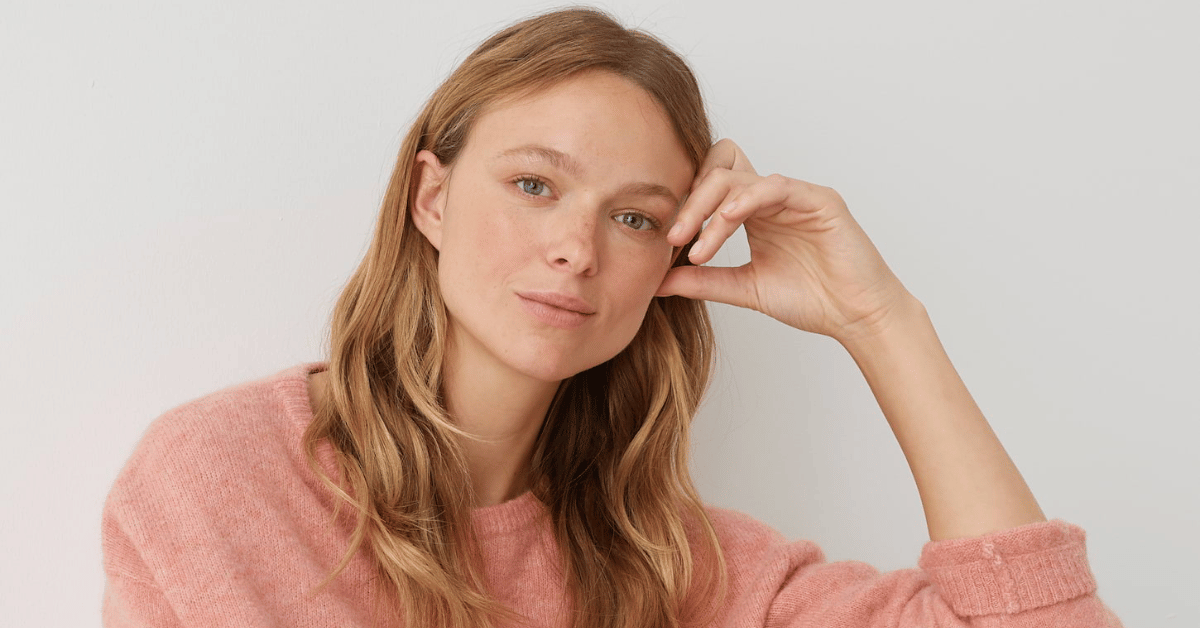 Vrouw met kleding van het modemerk opus