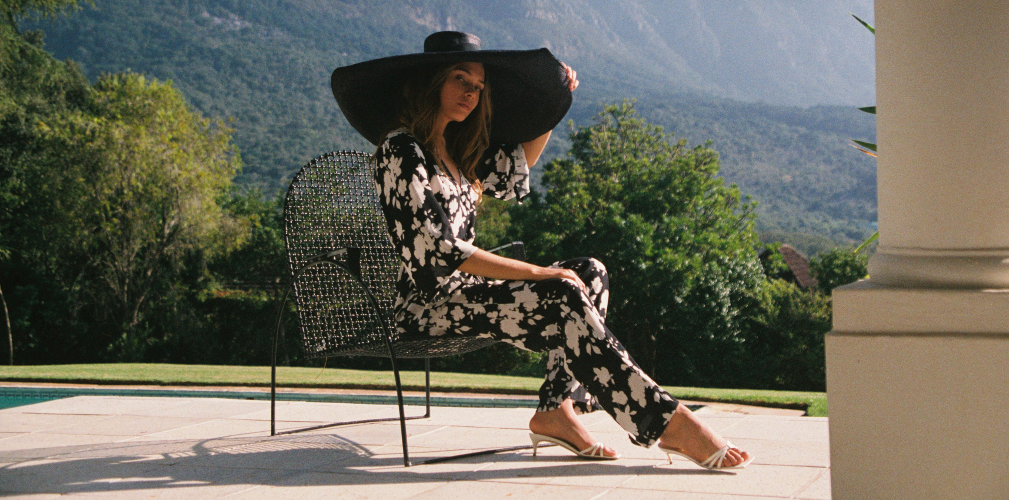 Vrouw op vakantie op stoel met fashion van Catwalk Junkie Comfort Studio