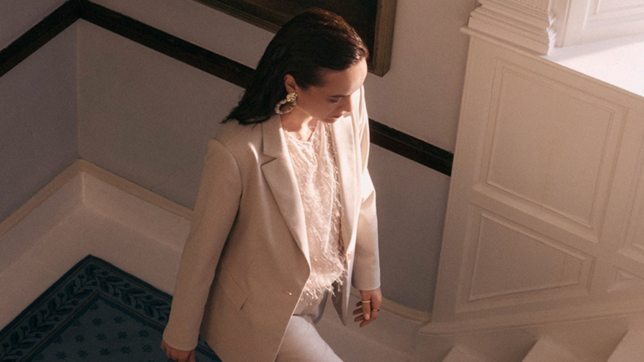 model in blazer van het merk Betty & Co