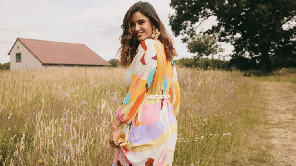 Yoek damesmode plus model in gras met jurk