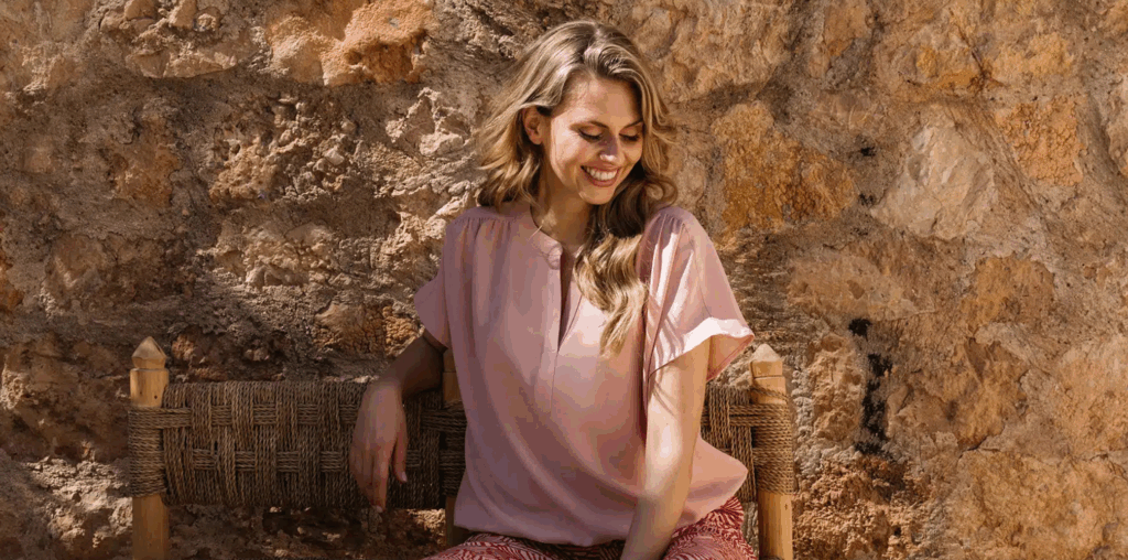 vrouw met kleding aan van het fashionmerk &Co Woman and co